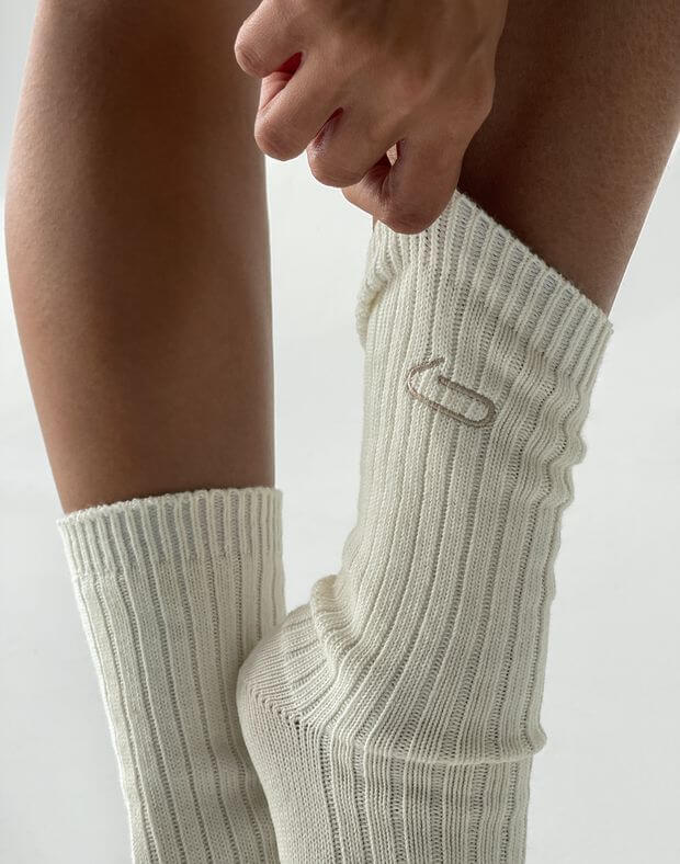Вʼязані зимові шкарпетки з вишитим логотипом, молочні - Фото 5