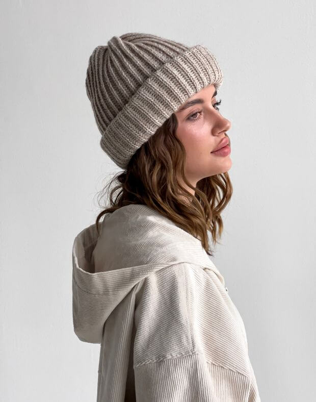 Зимова шапка жіноча, крупна вʼязка, світло-кавова - Фото 2