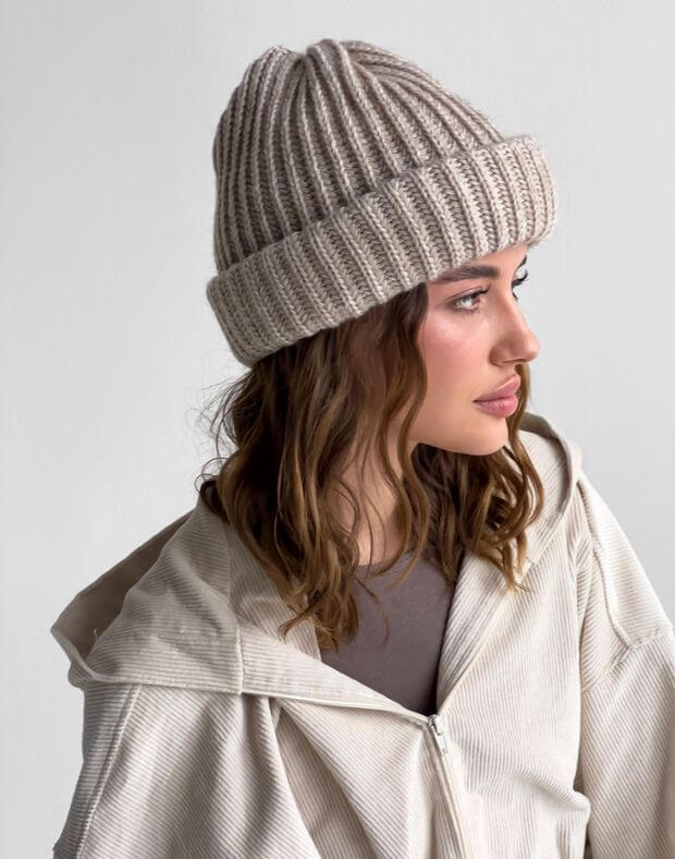 Зимова шапка жіноча, крупна вʼязка, світло-кавова - Фото 5