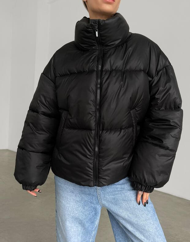 Куртка оверсайз з утеплювачем вкорочена на затяжці, чорна - Фото 1