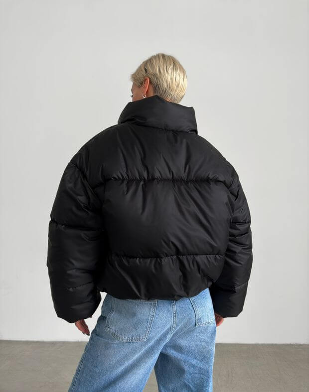 Куртка оверсайз з утеплювачем вкорочена на затяжці, чорна - Фото 2