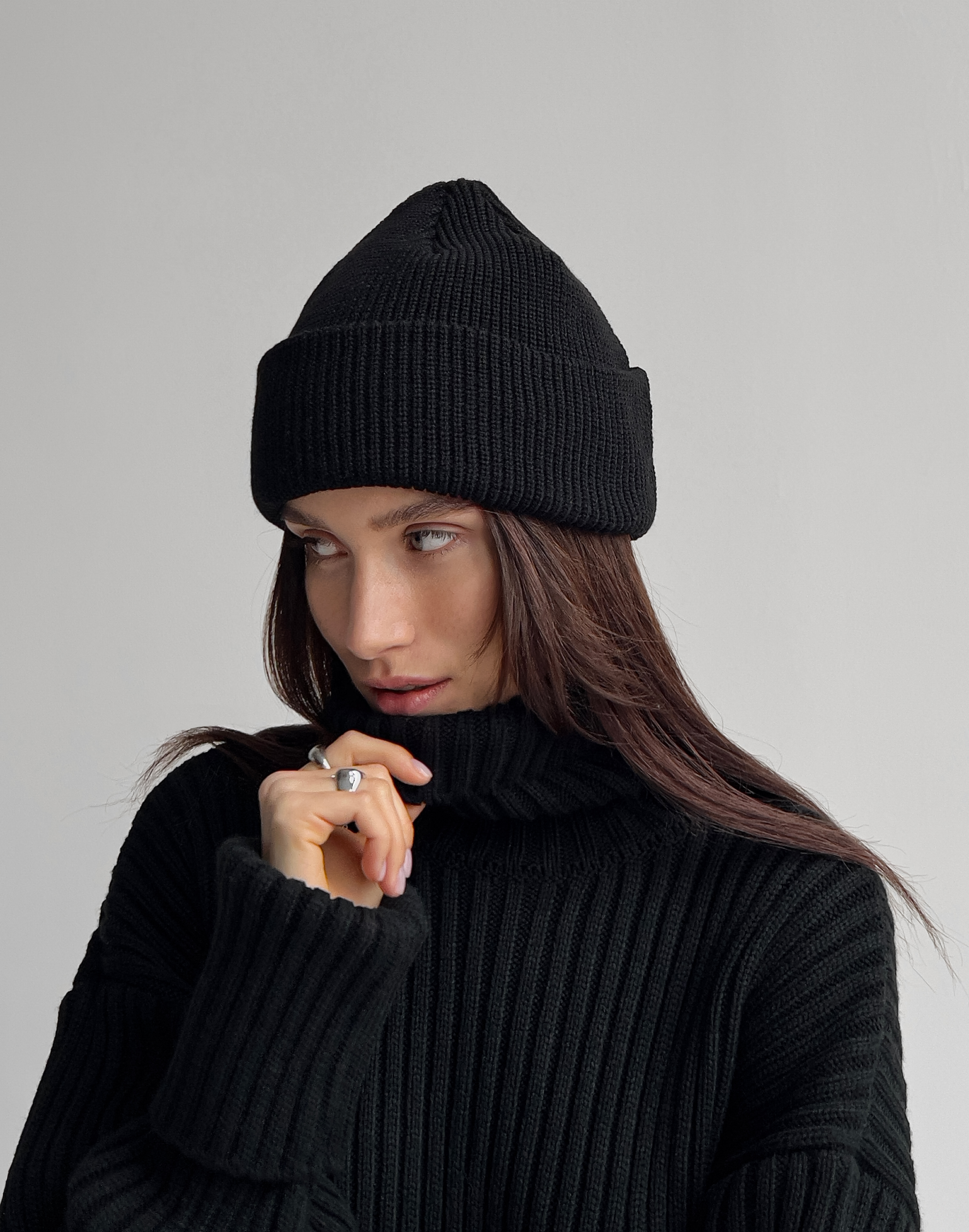 Вʼязана зимова шапка жіноча, чорна - Фото 1