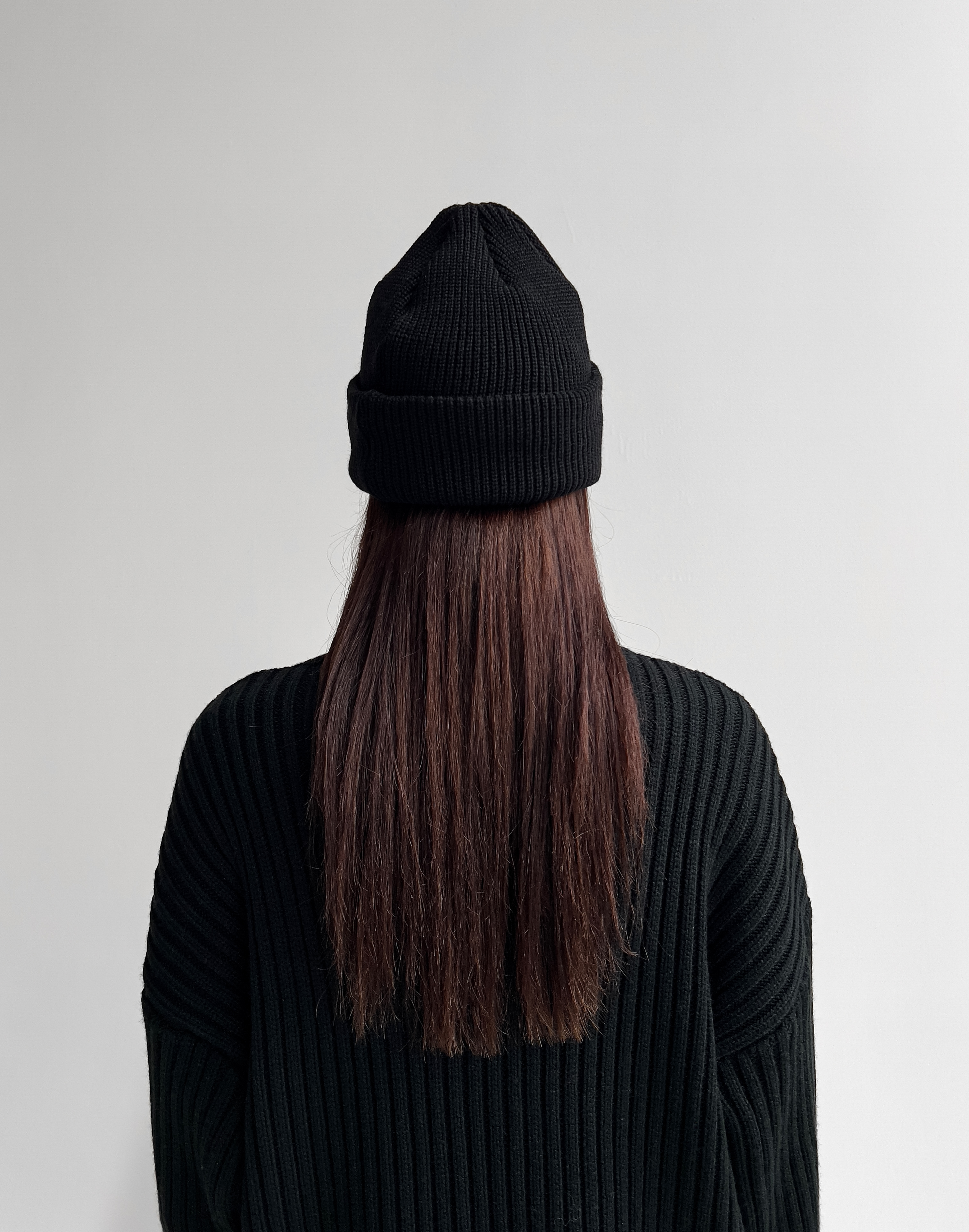 Вʼязана зимова шапка жіноча, чорна - Фото 2