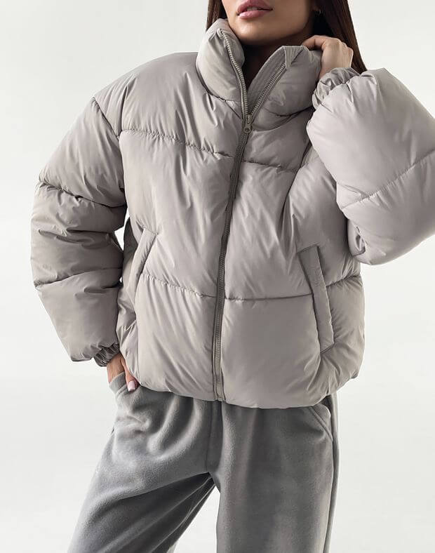 Куртка оверсайз з утеплювачем вкорочена на затяжці, сіро-бежева - Фото 5
