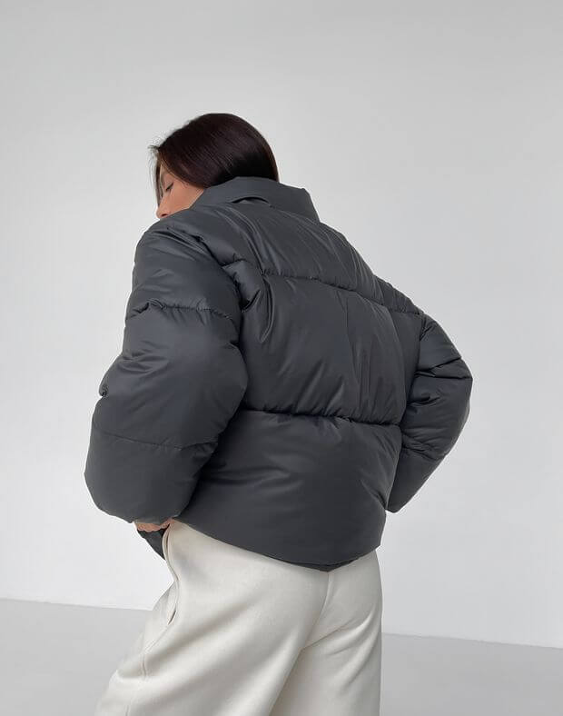 Куртка оверсайз з утеплювачем вкорочена на затяжці, графітова - Фото 2