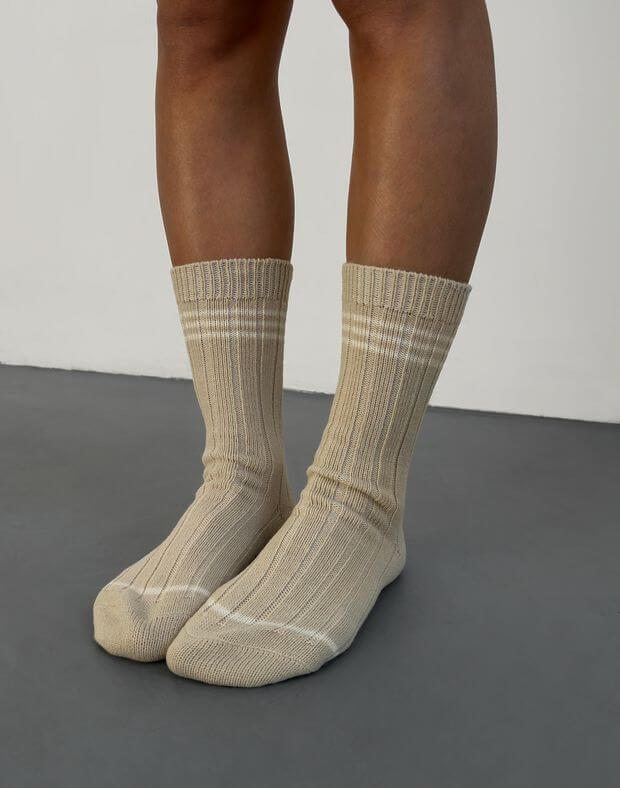 Вʼязані зимові шкарпетки зі смужками, бежеві - Фото 1