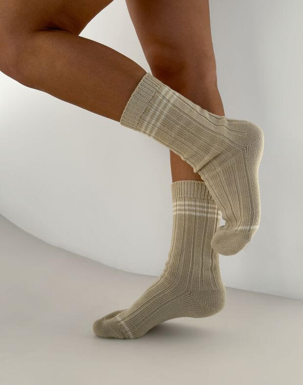 Вʼязані зимові шкарпетки зі смужками, бежеві - Фото 2