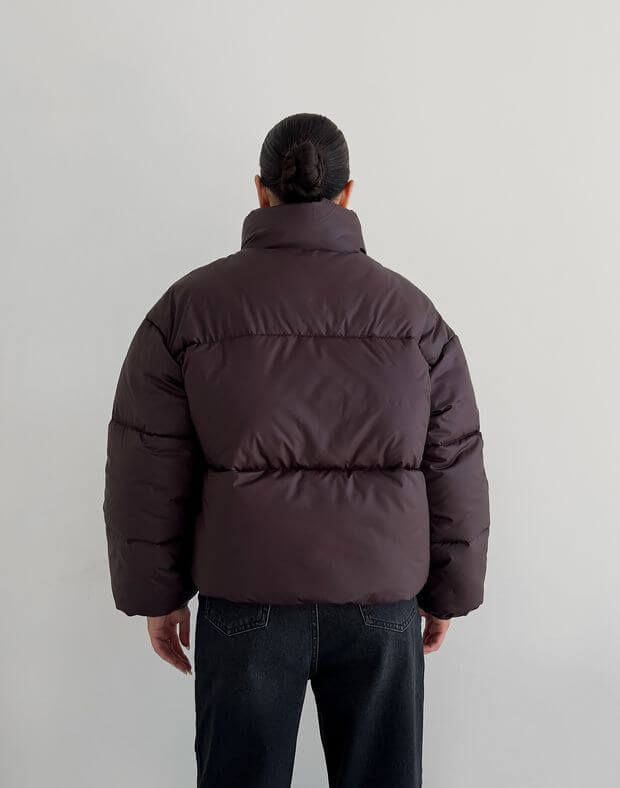 Куртка оверсайз з утеплювачем вкорочена на затяжці, брунатна - Фото 2