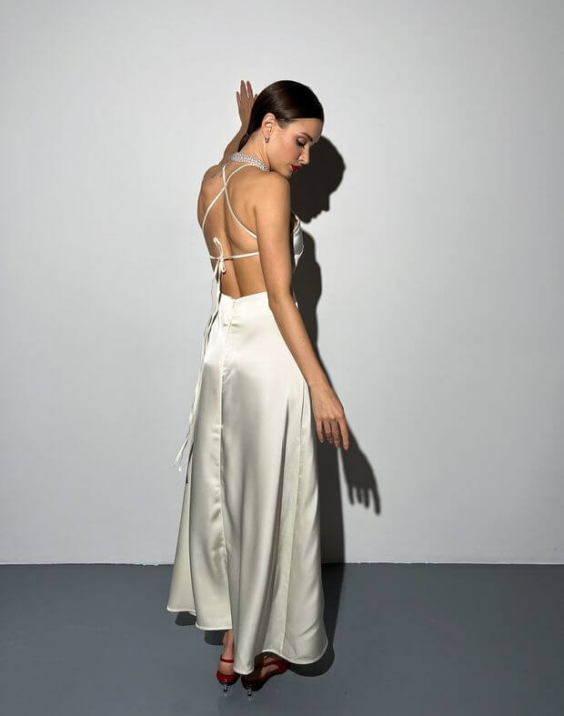Сукня сатинова максі з декольте трикутної форми, молочна - Фото 2