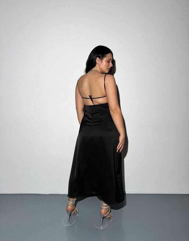 Сукня сатинова максі з декольте трикутної форми, чорна - Фото 2