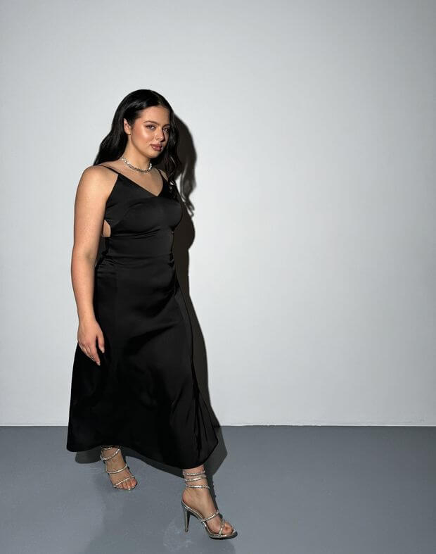 Сукня сатинова максі з декольте трикутної форми, чорна - Фото 3