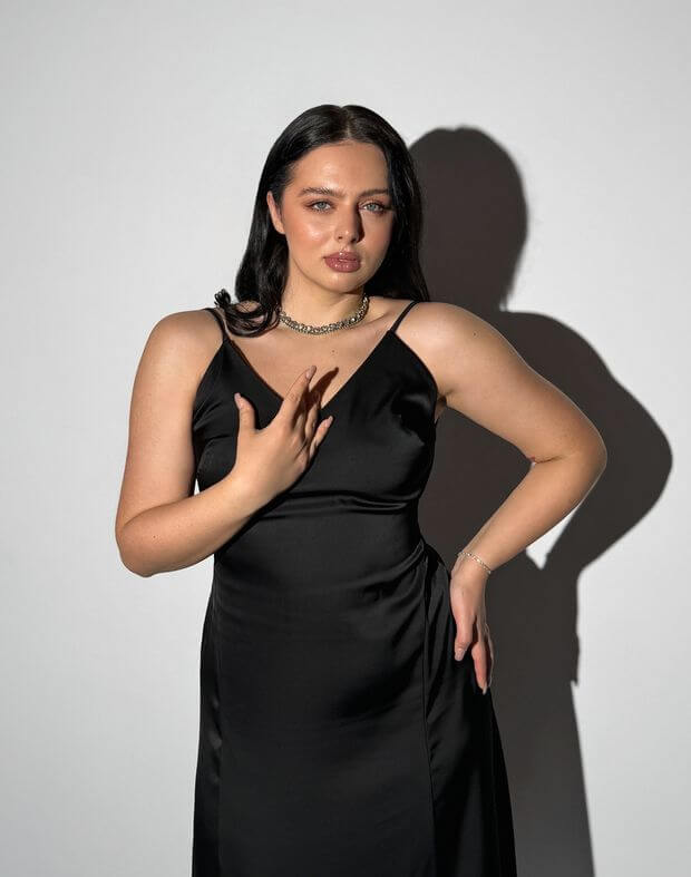 Сукня сатинова максі з декольте трикутної форми, чорна - Фото 5