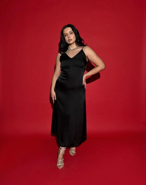 Сукня сатинова максі з декольте трикутної форми, чорна - Фото 1