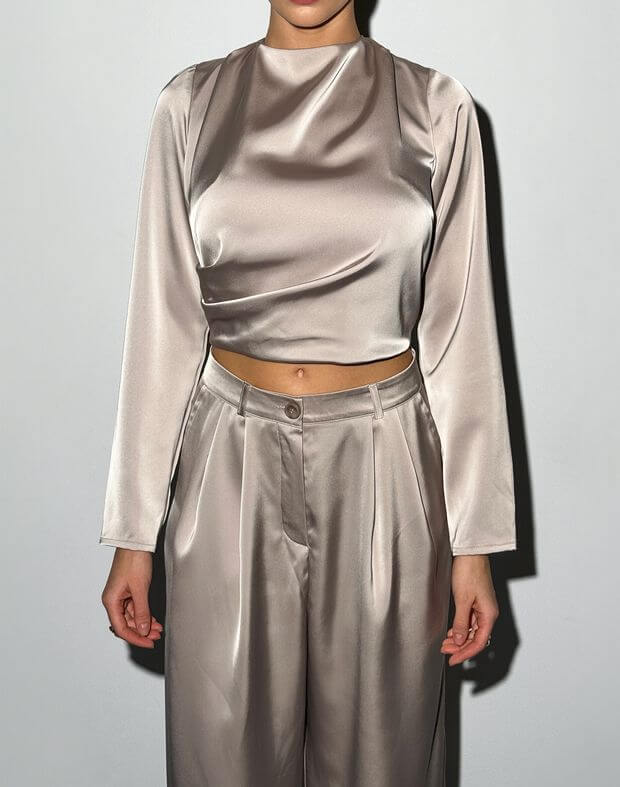 Блуза сатинова з відкритою спиною, пудрова - Фото 1