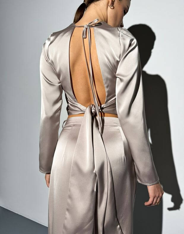 Блуза сатинова з відкритою спиною, пудрова - Фото 2
