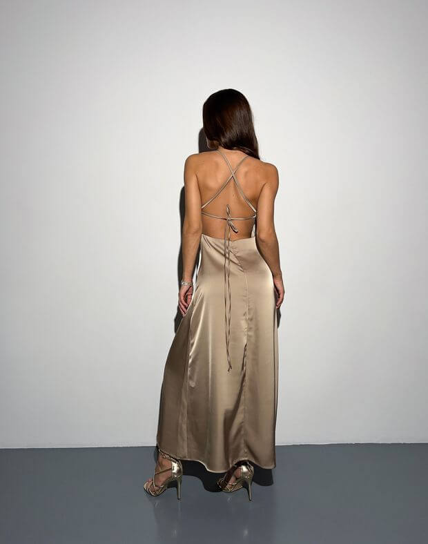 Сукня сатинова максі з декольте трикутної форми, темне золото - Фото 2