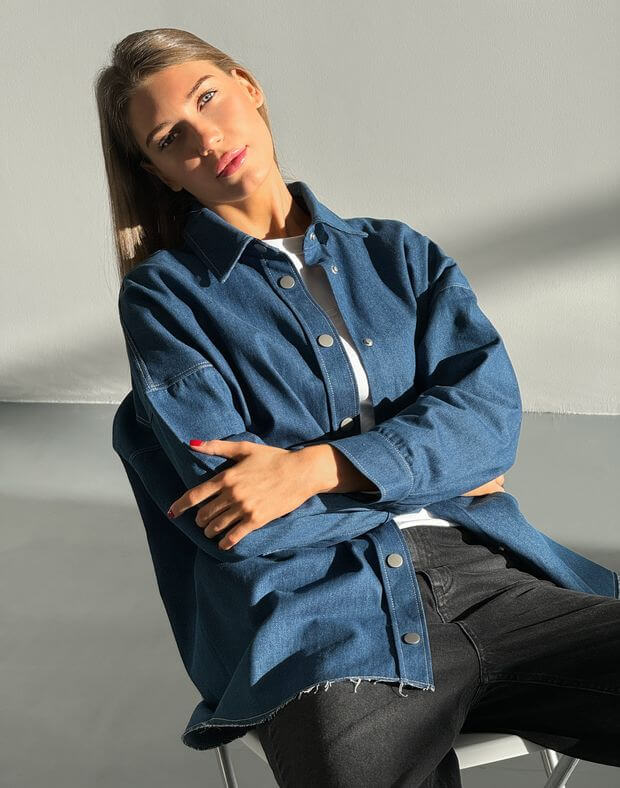 Сорочка джинсова оверсайз без кишень та з відкритим зрізом, синя - Фото 4