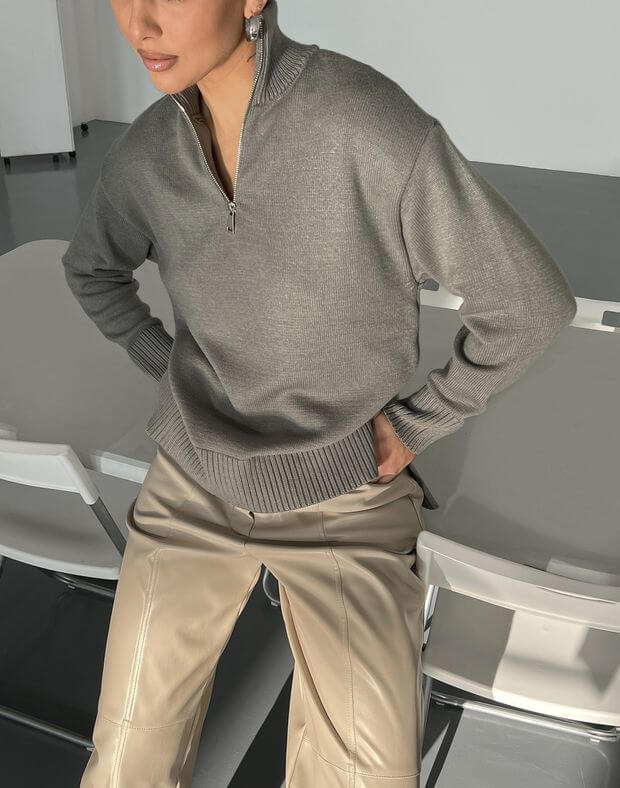 Повсякденний образ із светр з блискавкою та штанами з екошкіри - Фото 4
