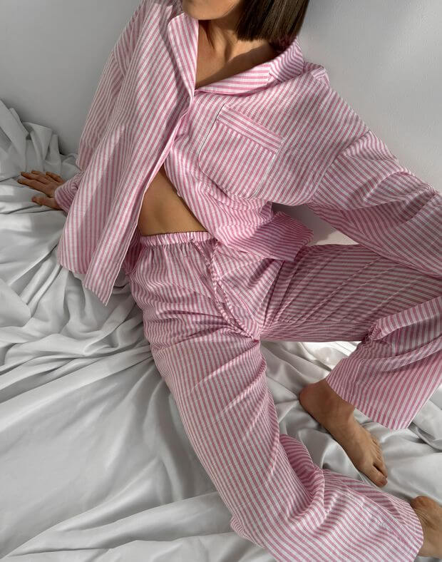 Komplet piżamowy koszula i spodni o luźnym kroju, biały z różowy paskiem - Фото 7