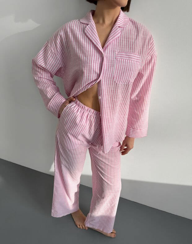Комплект піжамний сорочка та штани вільного крою, білі в рожеву смужку - Фото 1