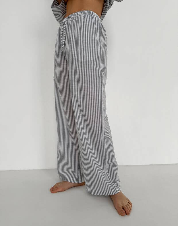 Spodnie od piżamy o swobodnym kroju, biały z szary paskiem - Фото 5