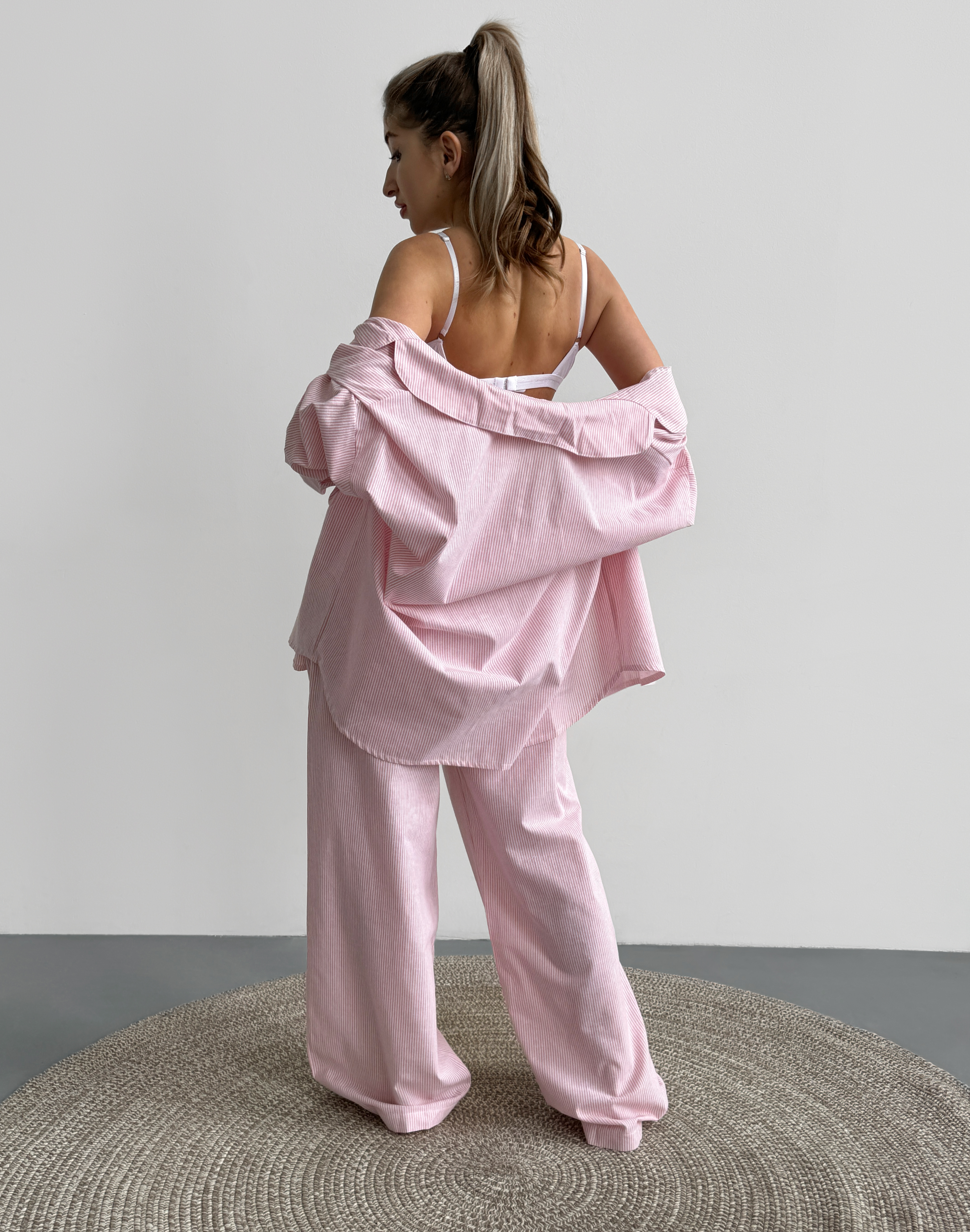 Комплект піжамний сорочка та штани вільного крою, білі в рожеву вузьку смужку - Фото 2