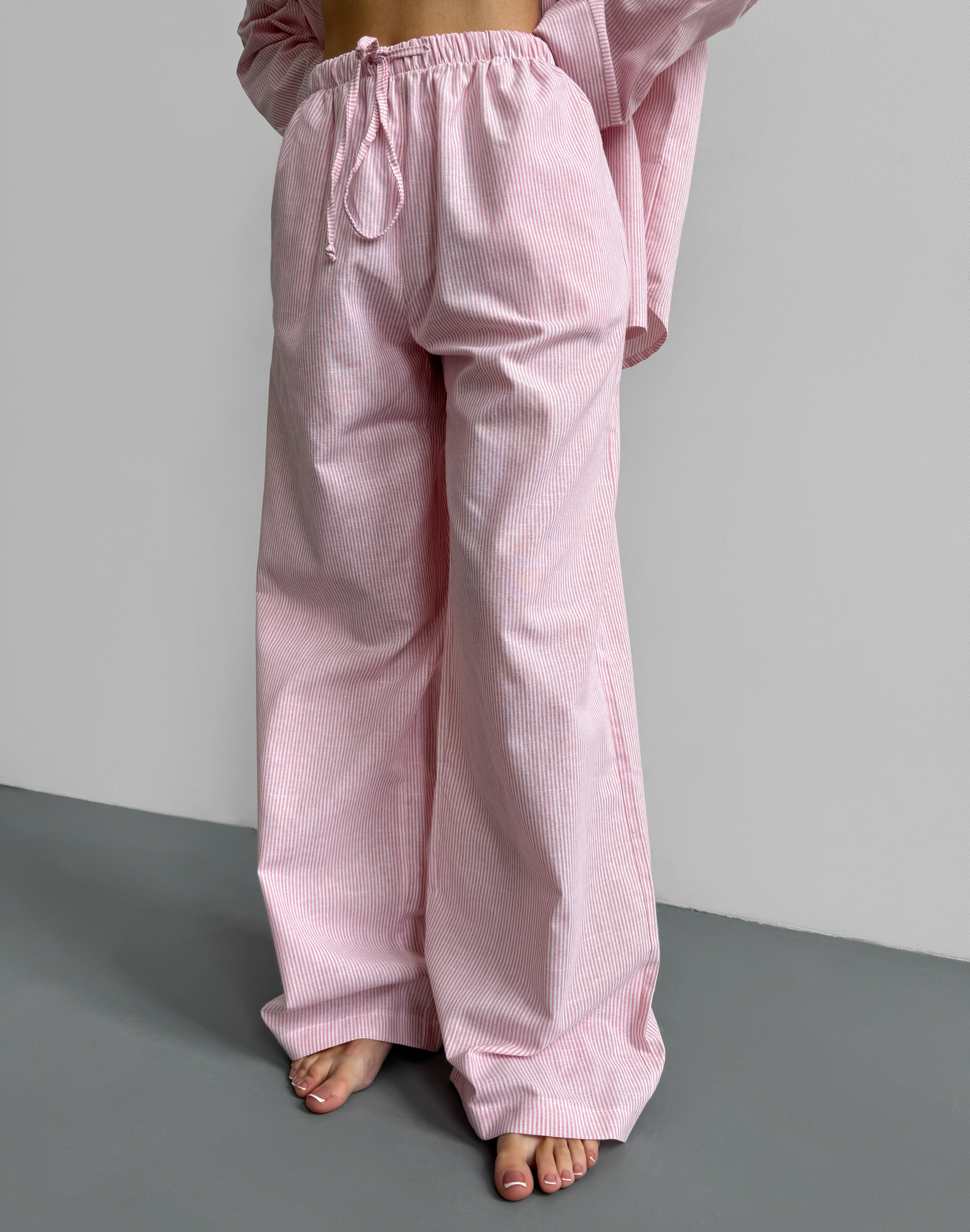 Штани піжамні вільного крою, білі в рожеву вузьку смужку - Фото 1