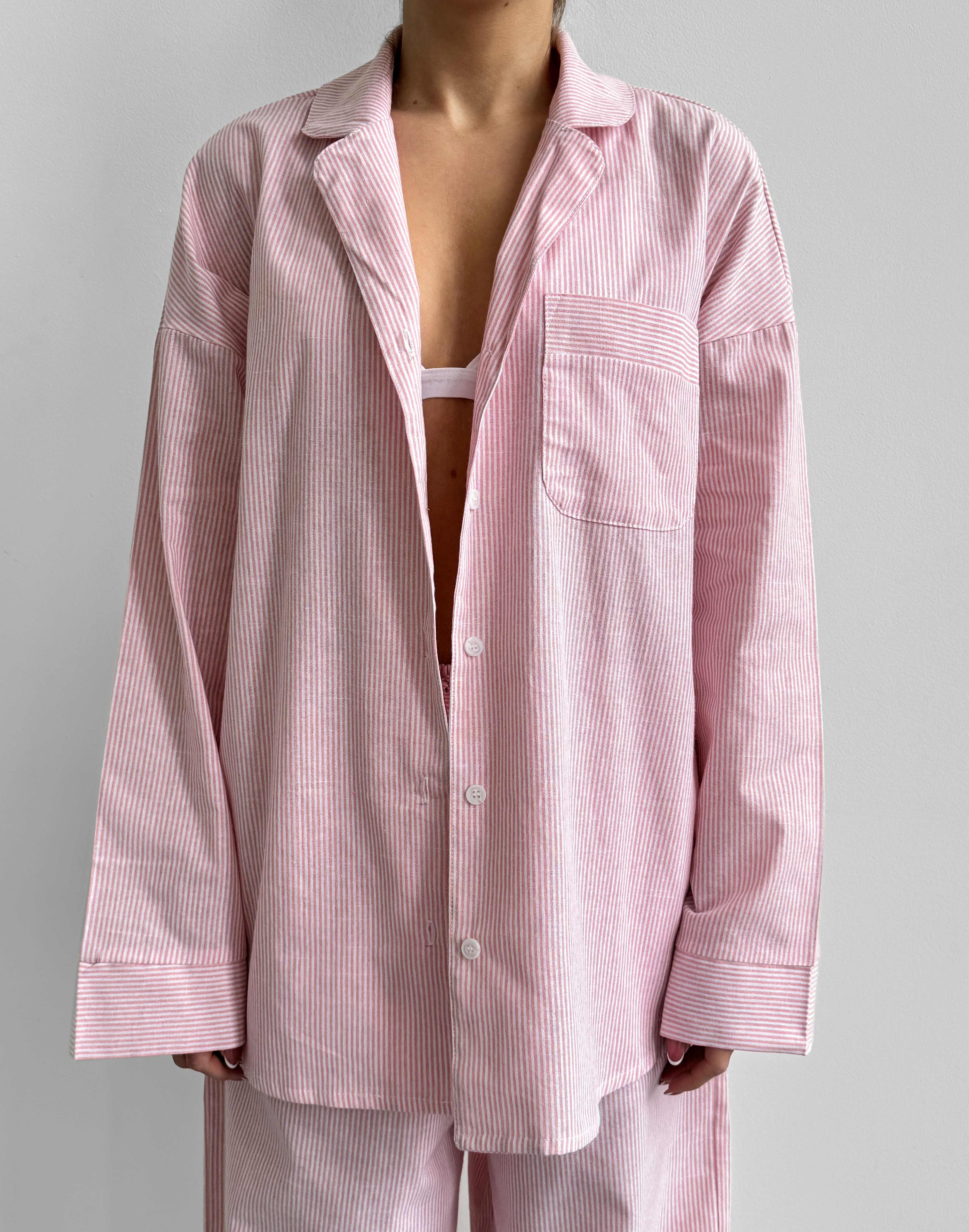 Піжамна сорочка вільного крою, біла в рожеву вузьку смужку - Фото 1