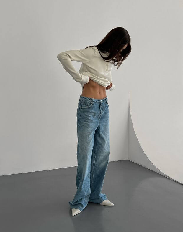 Повсякденний образ із лонгслівом з планкою та джинсами - Фото 6