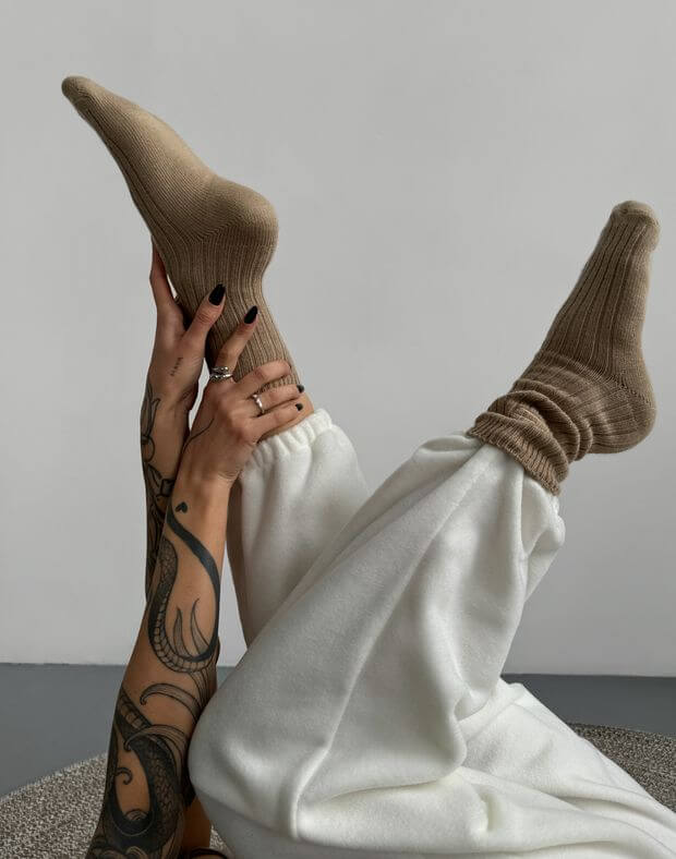 Вʼязані зимові шкарпетки з вишитим логотипом, кавові - Фото 2
