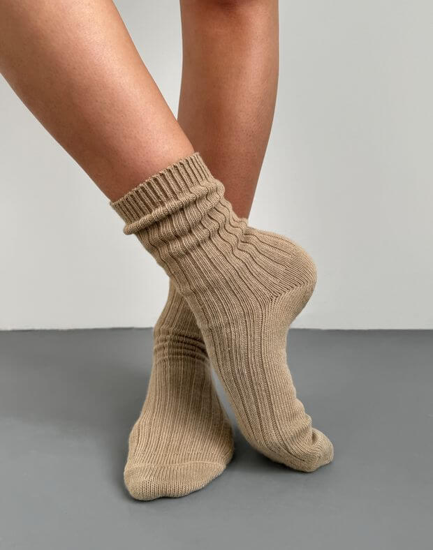 Вʼязані зимові шкарпетки з вишитим логотипом, кавові - Фото 4