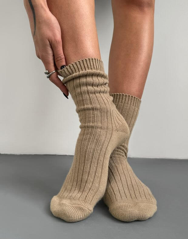 Вʼязані зимові шкарпетки з вишитим логотипом, кавові - Фото 1