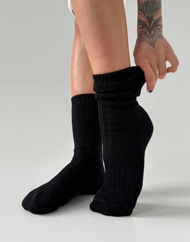 Вʼязані зимові шкарпетки з вишитим логотипом, чорні - Фото 5