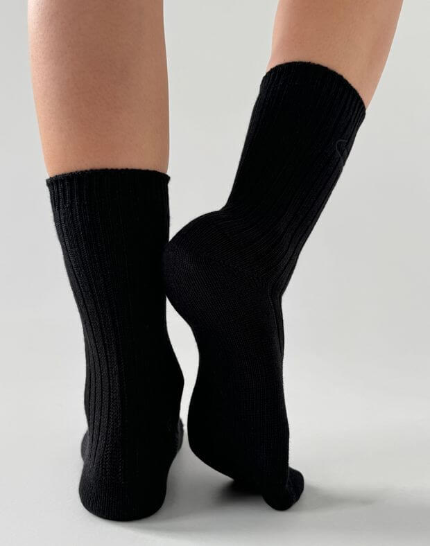 Вʼязані зимові шкарпетки з вишитим логотипом, чорні - Фото 2