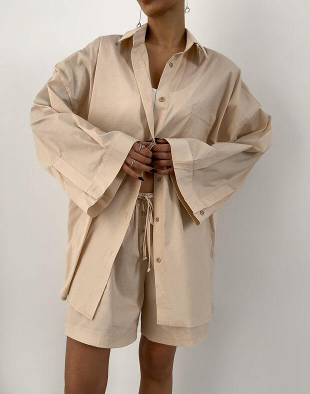 Комплект піжамний з попліну сорочка з широким рукавом та шорти, світло-бежеві - Фото 1