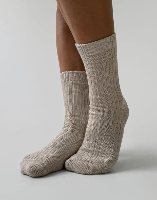 Вʼязані зимові шкарпетки з вишитим логотипом, бежеві - Фото 1