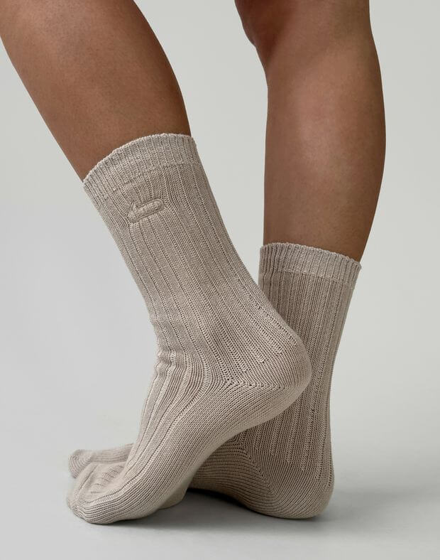 Вʼязані зимові шкарпетки з вишитим логотипом, бежеві - Фото 2