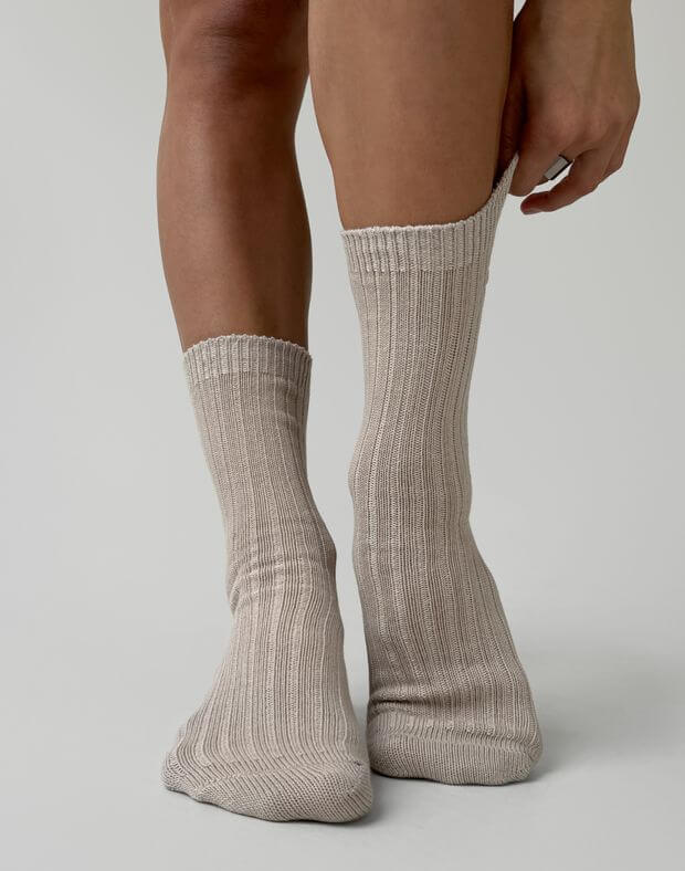 Вʼязані зимові шкарпетки з вишитим логотипом, бежеві - Фото 6