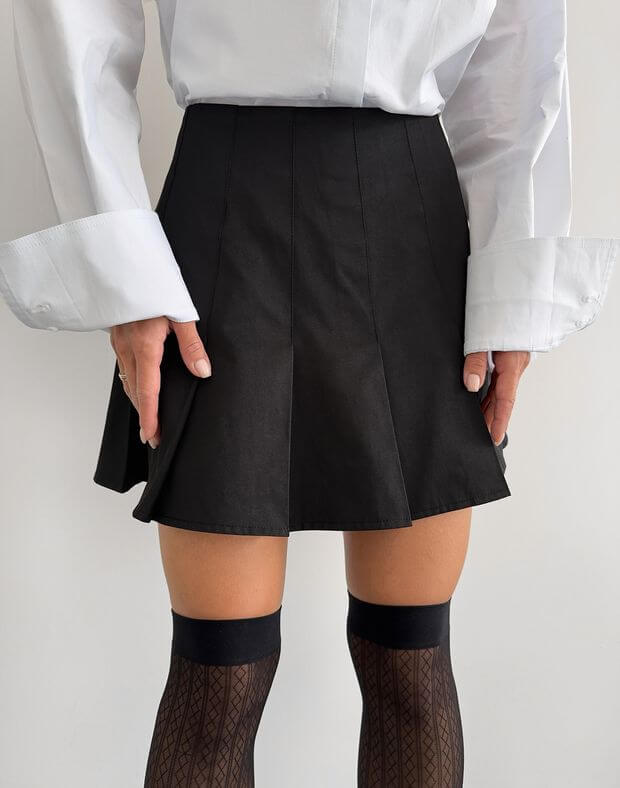 Spódnica mini z zakładkami w kokardę, czarna - Фото 1