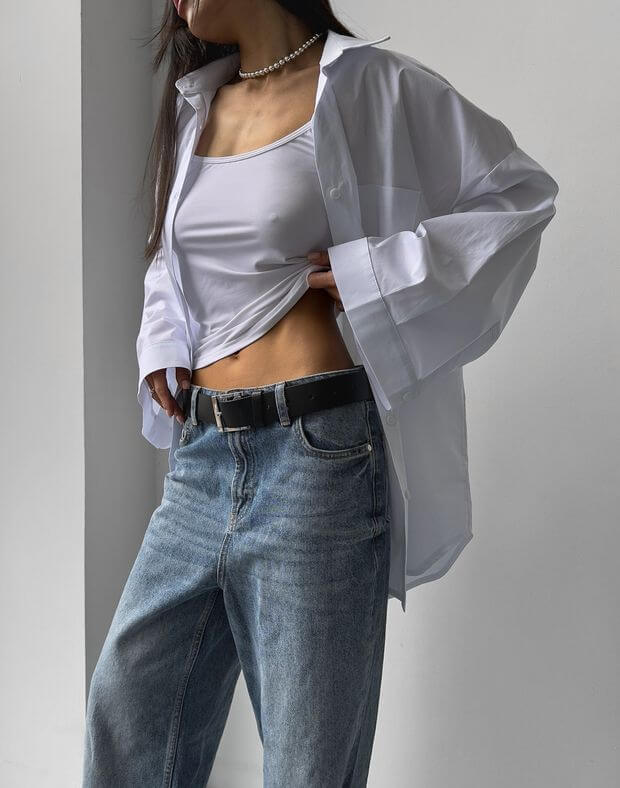 Stylizacje z koszulą, gładkim podkoszulkiem i dżinsami - Фото 6