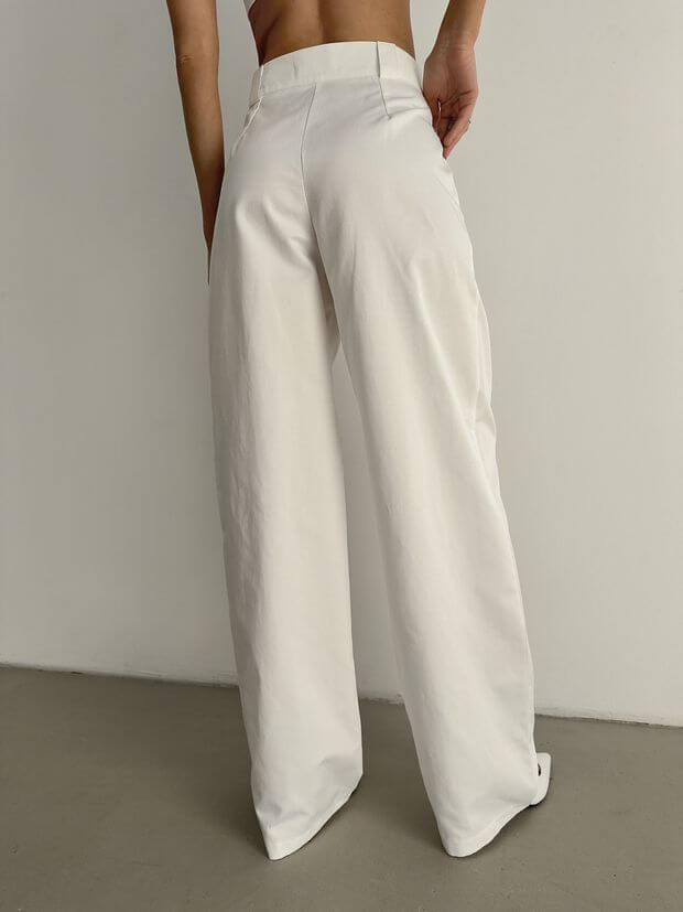 Spodnie z wysokim stanem i ozdobnym paskiem z klapką, biały - Фото 2