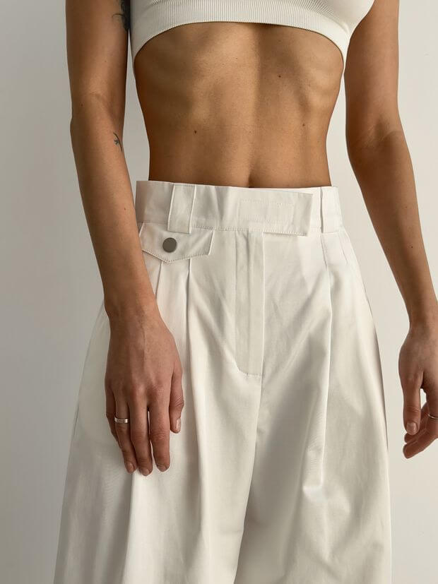 Spodnie z wysokim stanem i ozdobnym paskiem z klapką, biały - Фото 4