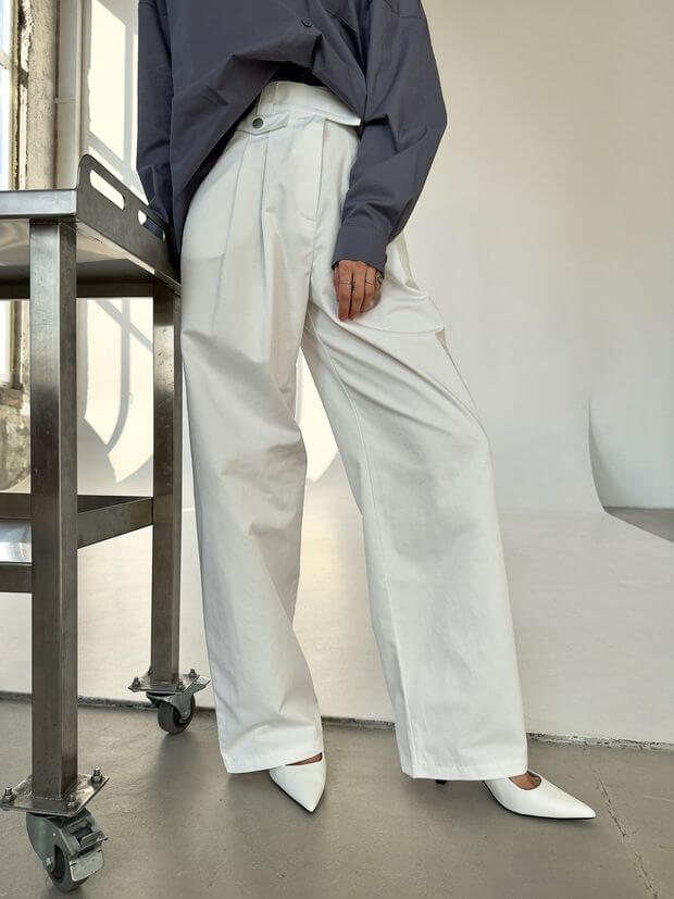 Spodnie z wysokim stanem i ozdobnym paskiem z klapką, biały - Фото 6
