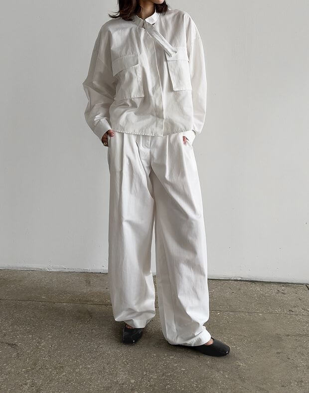 Komplet krótka koszula z naszytymi kieszeniami i spodnie basic o wysokim kroju, z fałdami i prosty pasek, biały - Фото 1
