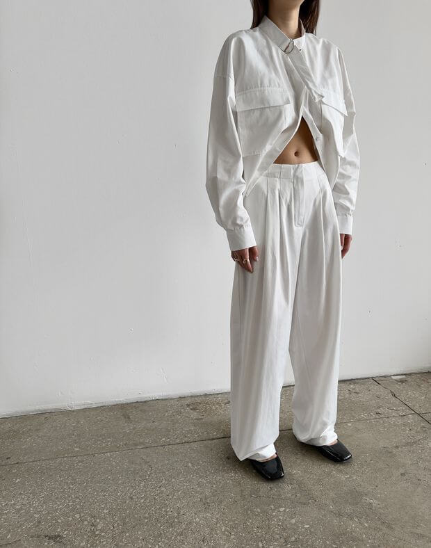 Spodnie basic o wysokim kroju, z fałdami i prosty pasek, biały - Фото 3