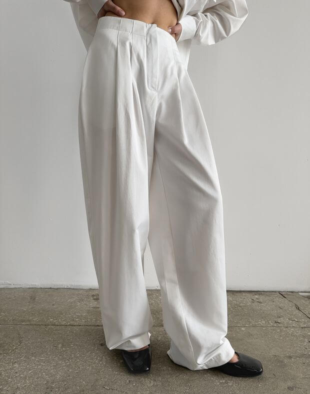 Spodnie basic o wysokim kroju, z fałdami i prosty pasek, biały - Фото 1