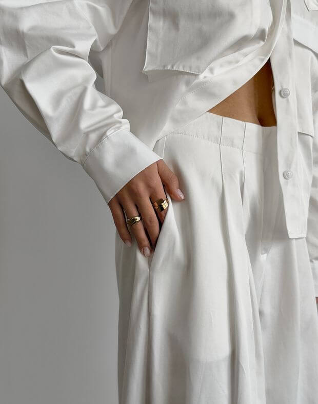 Spodnie basic o wysokim kroju, z fałdami i prosty pasek, biały - Фото 5