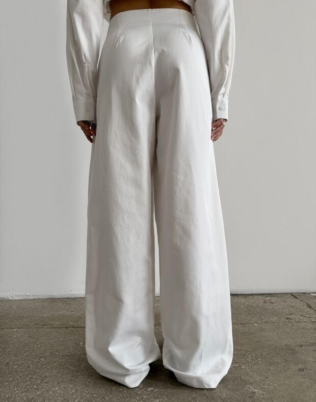 Spodnie basic o wysokim kroju, z fałdami i prosty pasek, biały - Фото 2