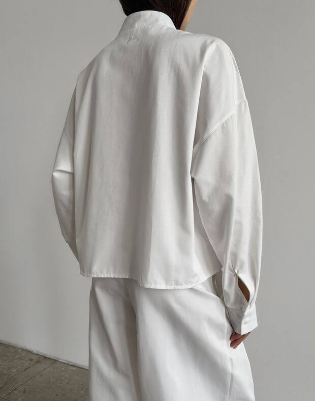 Сорочка вкорочена з накладними кишенями, біла - Фото 2