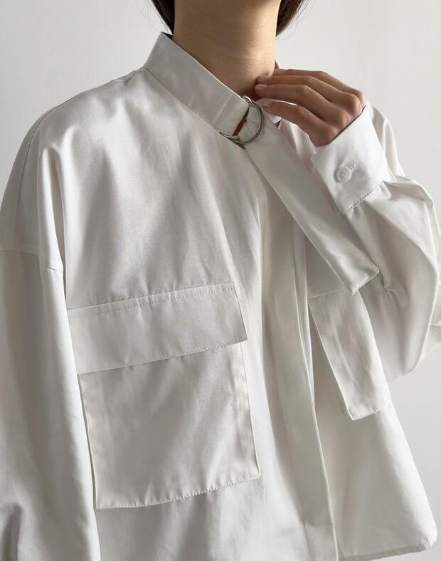 Сорочка вкорочена з накладними кишенями, біла - Фото 5
